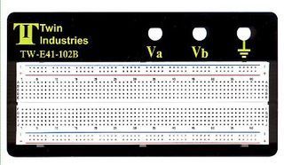 Макетная плата беспаечная Twin Industries TW-E41-102B, 830 точек, с набором проводов