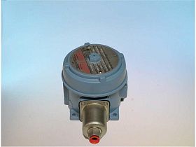 Реле давления UNITED ELECTRIC J120-144-9758, 480 VAC, 0.04-1.38 BAR